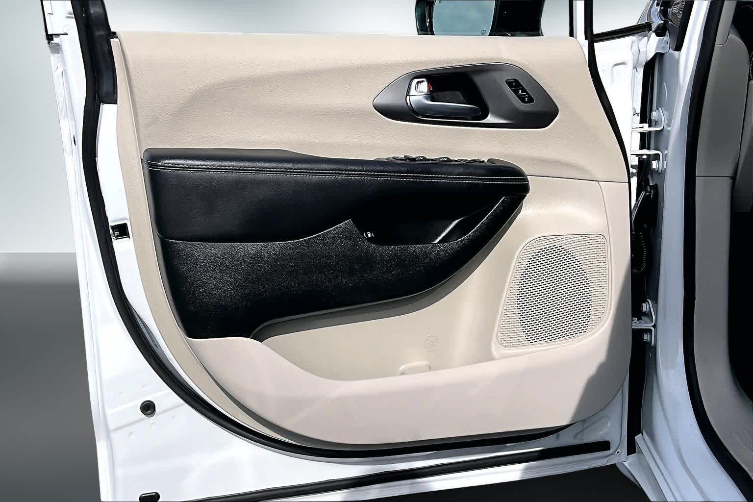 Thumbnail: 2024 Chrysler Pacifica - 27