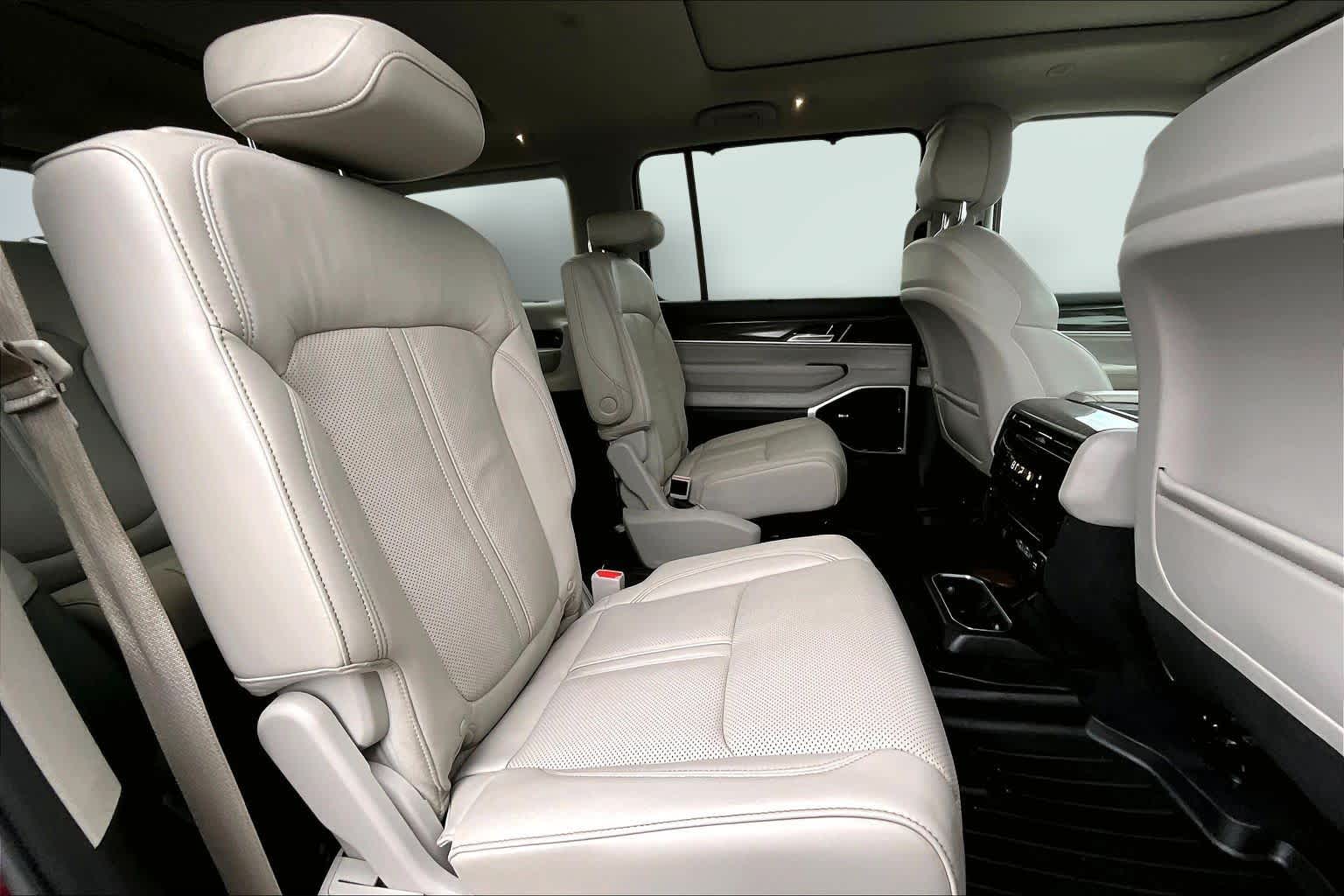 Thumbnail: 2022 Jeep Wagoneer - 30