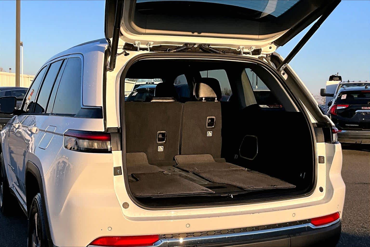 Thumbnail: 2024 Jeep Grand Cherokee - 17