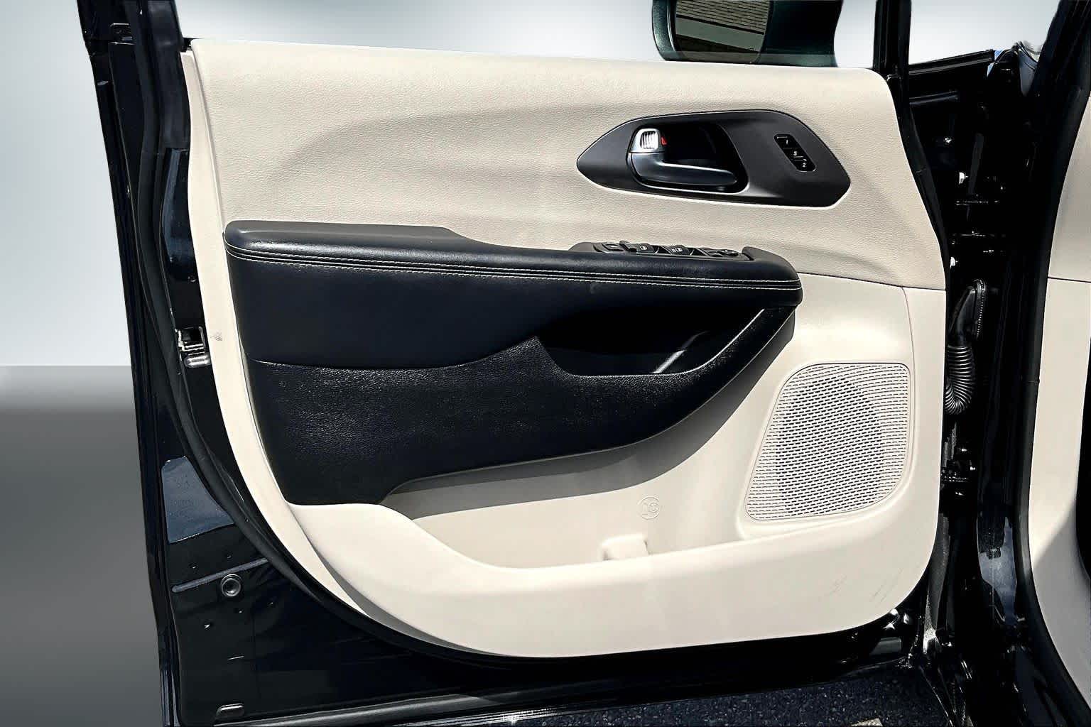 Thumbnail: 2023 Chrysler Pacifica - 26