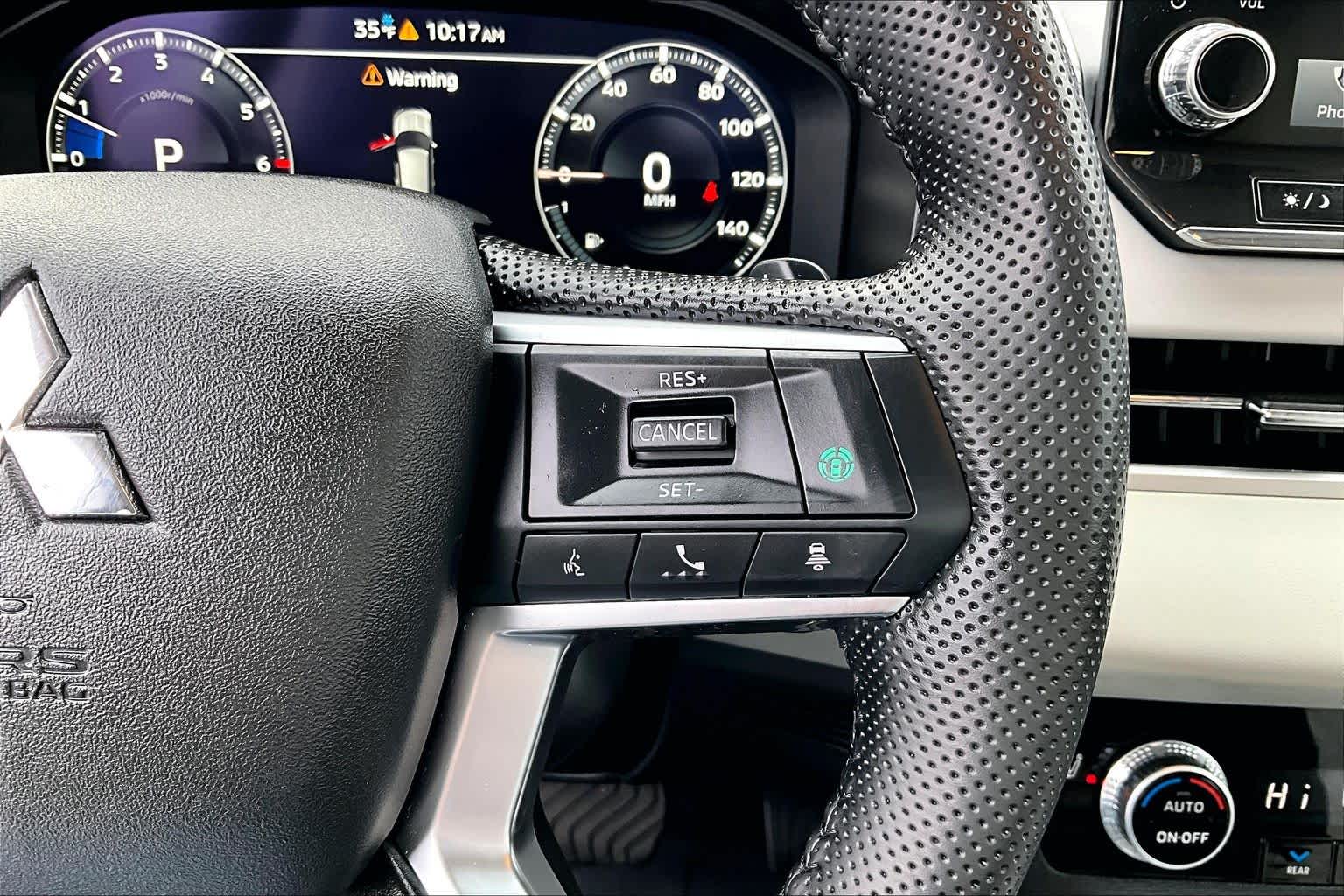 Thumbnail: 2024 Mitsubishi Outlander - 25