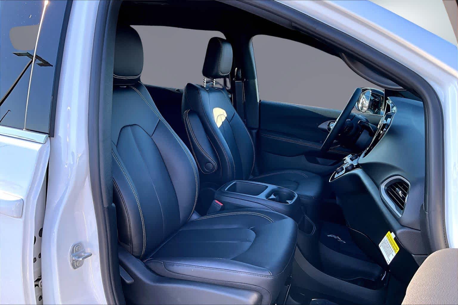 Thumbnail: 2026 Chrysler Voyager - 14