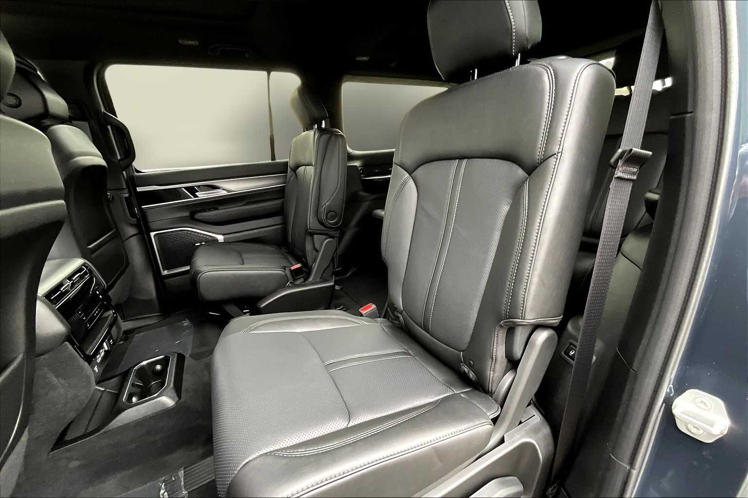 Thumbnail: 2025 Jeep Wagoneer - 12