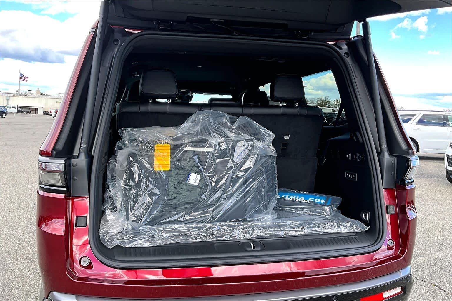 Thumbnail: 2026 Jeep Grand Wagoneer - 18