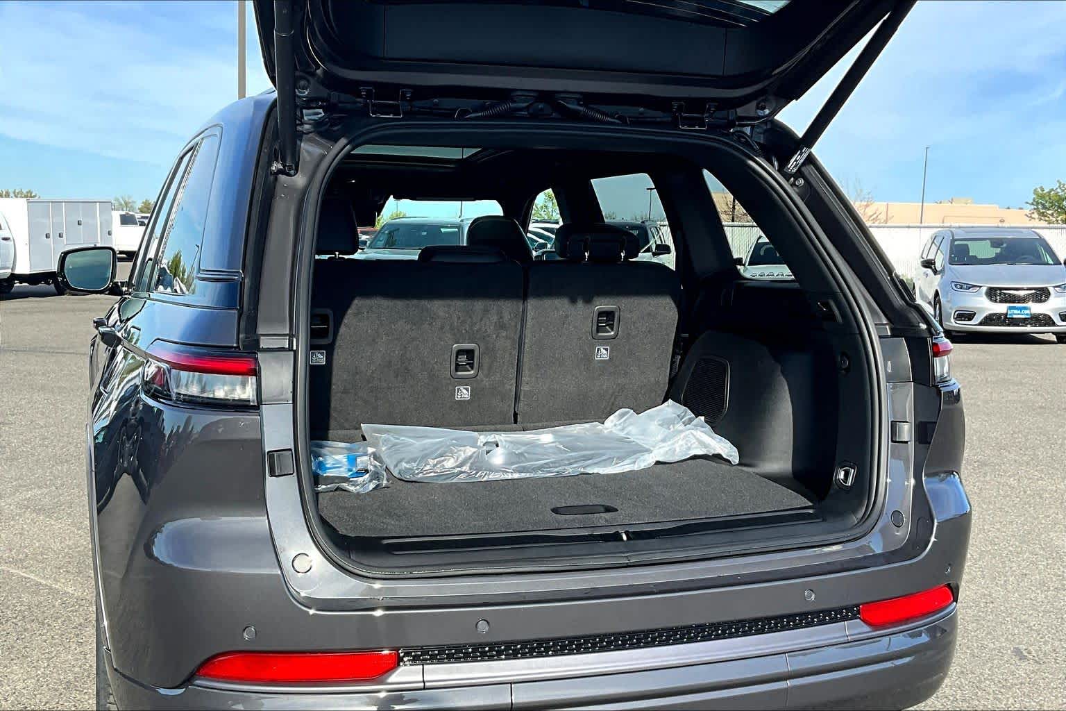 Thumbnail: 2026 Jeep Grand Cherokee - 18