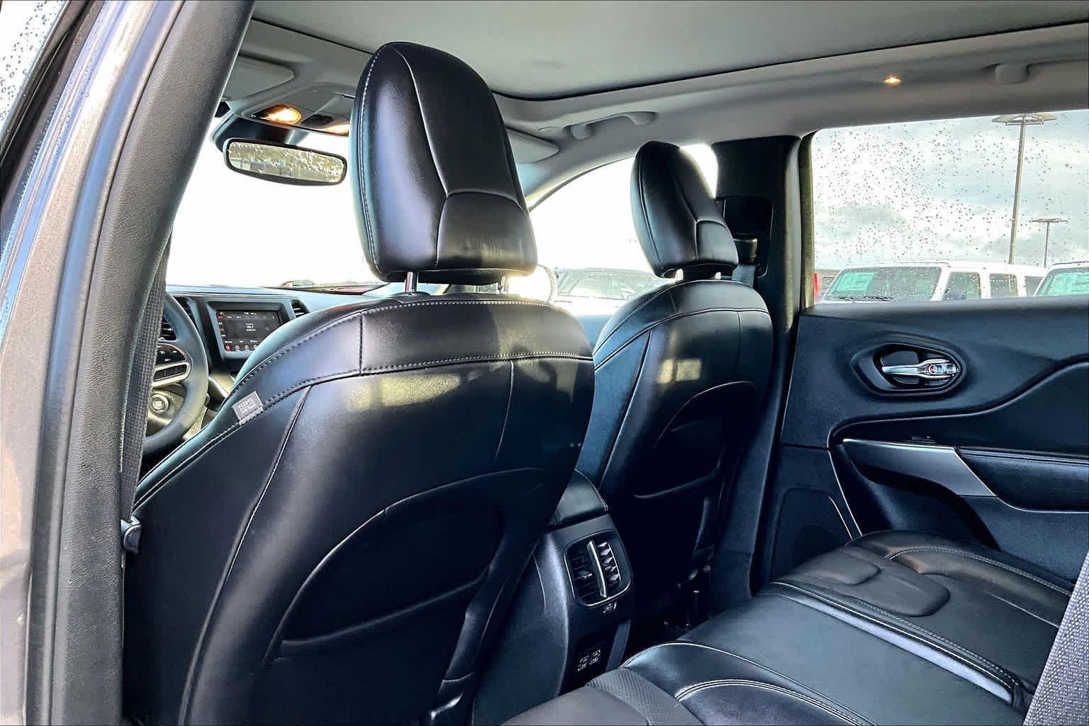 Thumbnail: 2021 Jeep Cherokee - 12