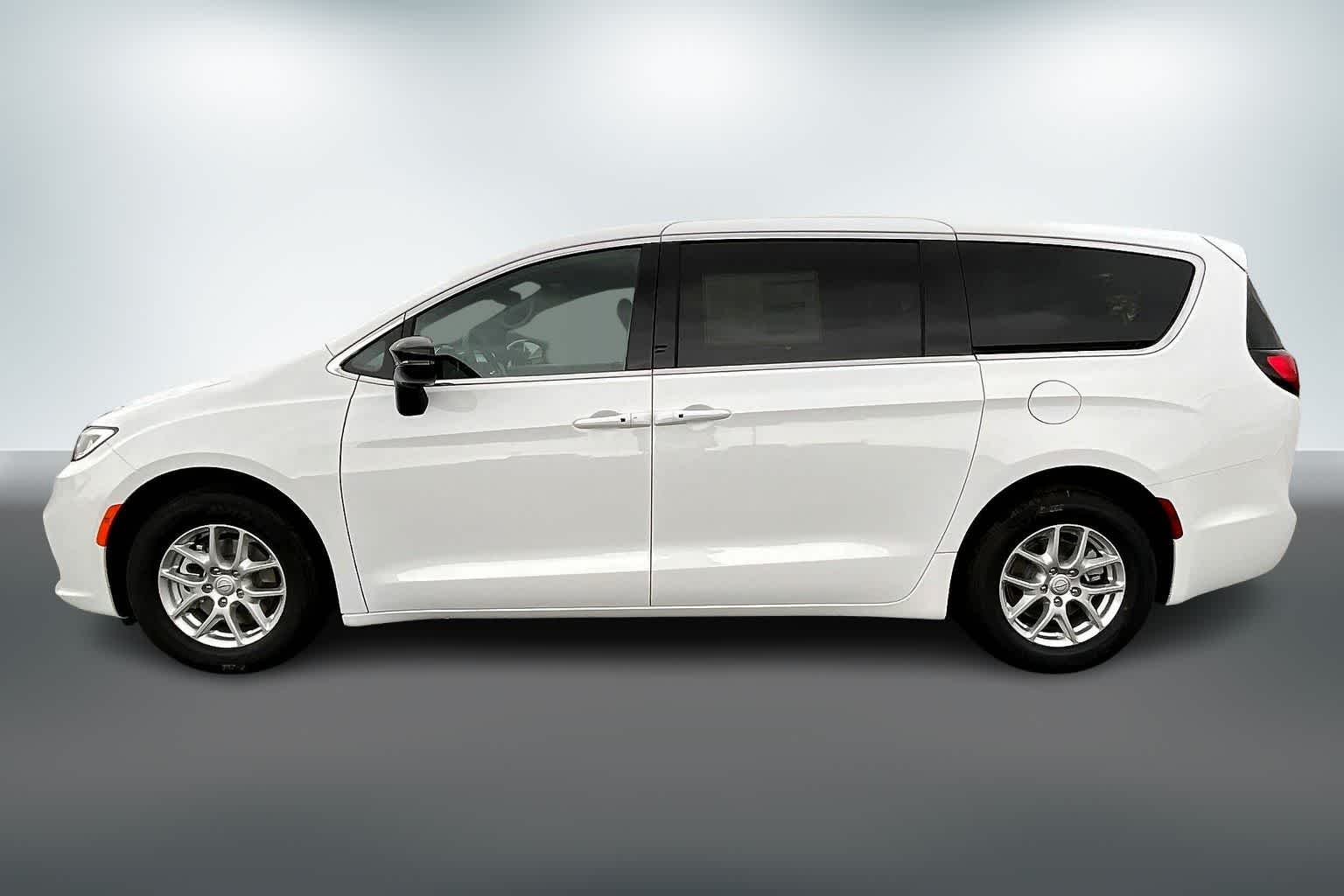 Thumbnail: 2026 Chrysler Pacifica - 3