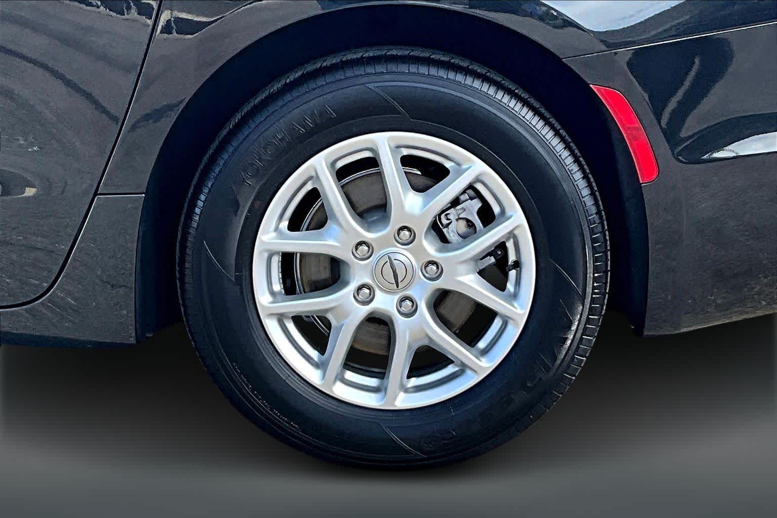 Thumbnail: 2023 Chrysler Pacifica - 33