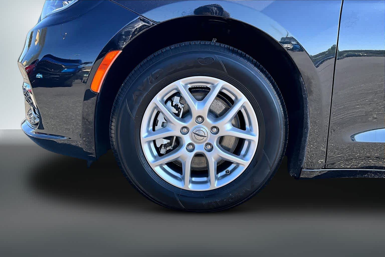 Thumbnail: 2023 Chrysler Pacifica - 6