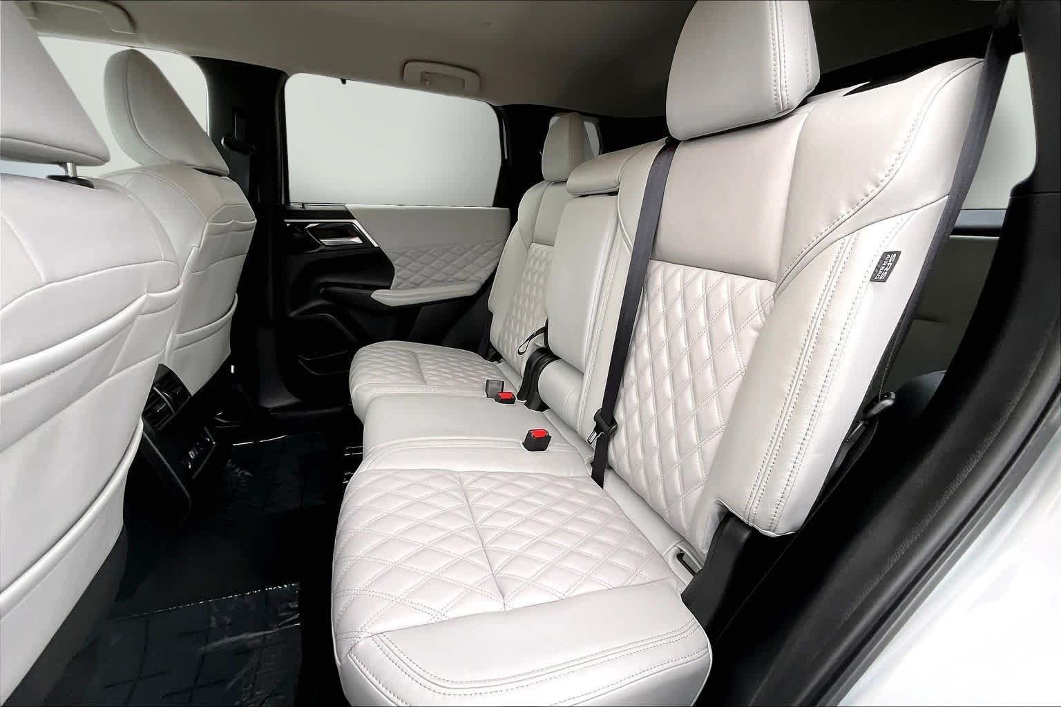 Thumbnail: 2024 Mitsubishi Outlander - 29