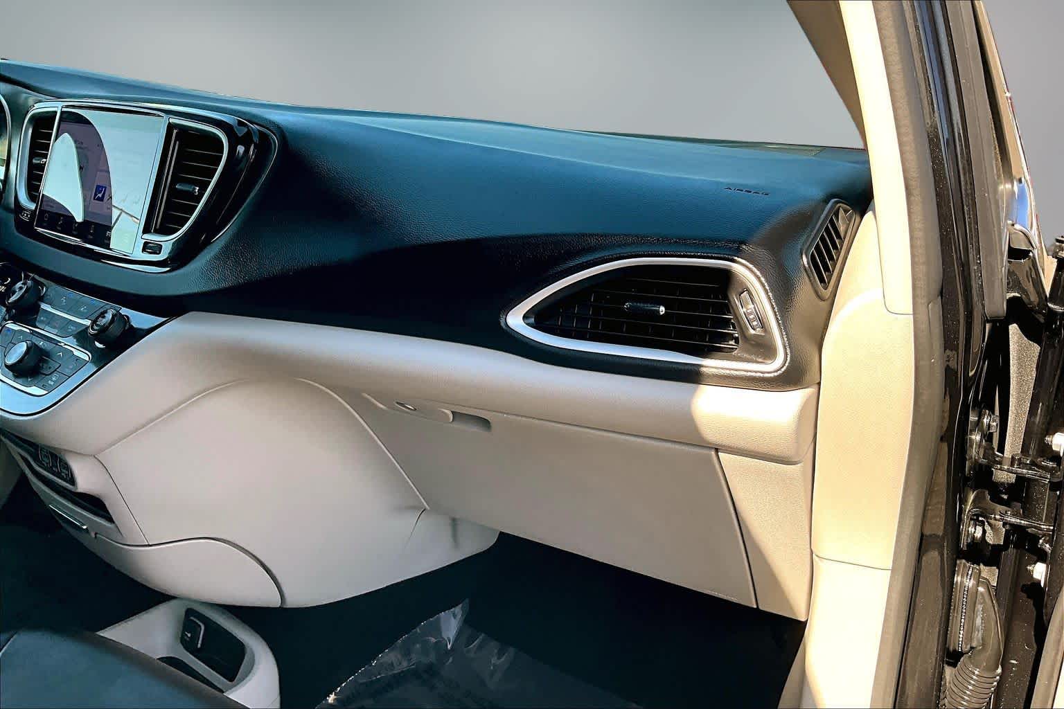 Thumbnail: 2023 Chrysler Pacifica - 21