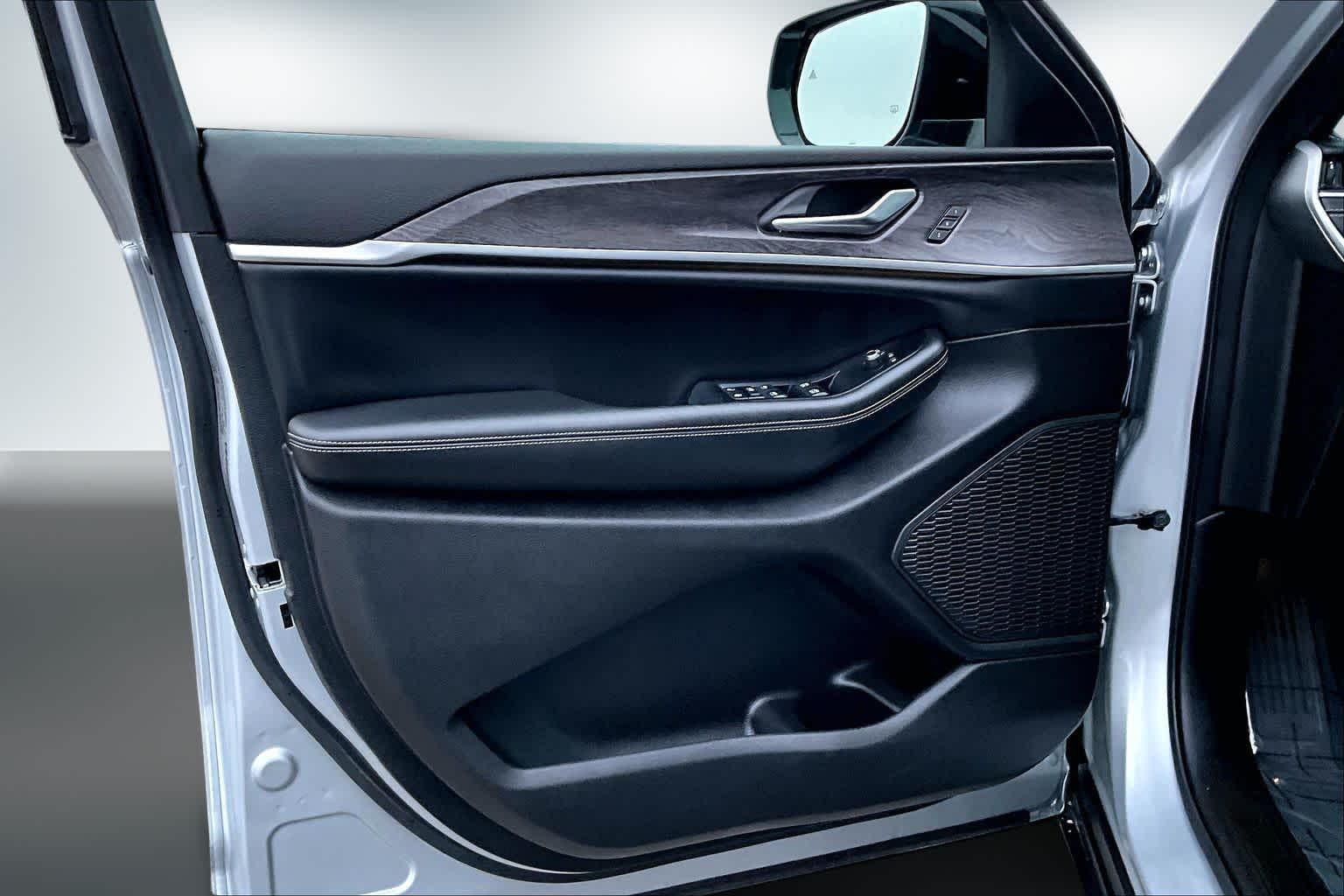 Thumbnail: 2024 Jeep Grand Cherokee L - 27