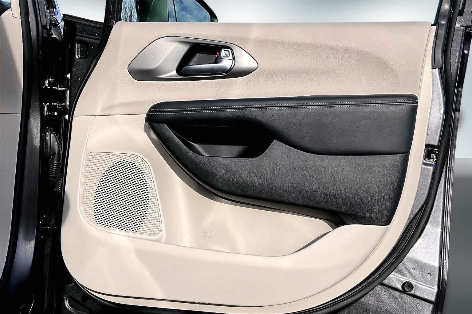 Thumbnail: 2023 Chrysler Pacifica - 28