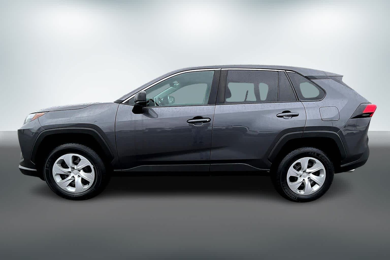 2023 Toyota RAV4 LE photo 2