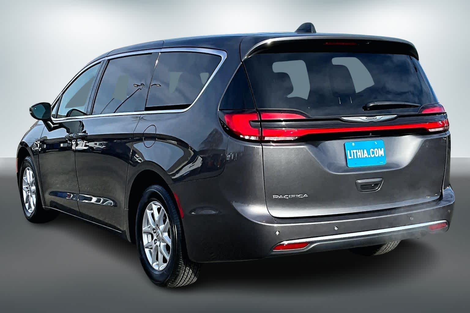 Thumbnail: 2023 Chrysler Pacifica - 4