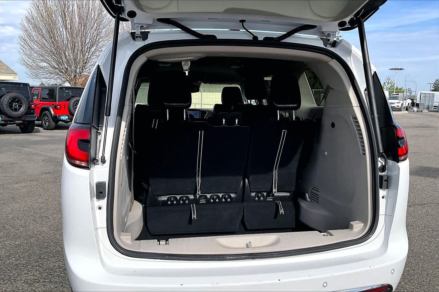 Thumbnail: 2024 Chrysler Pacifica - 18