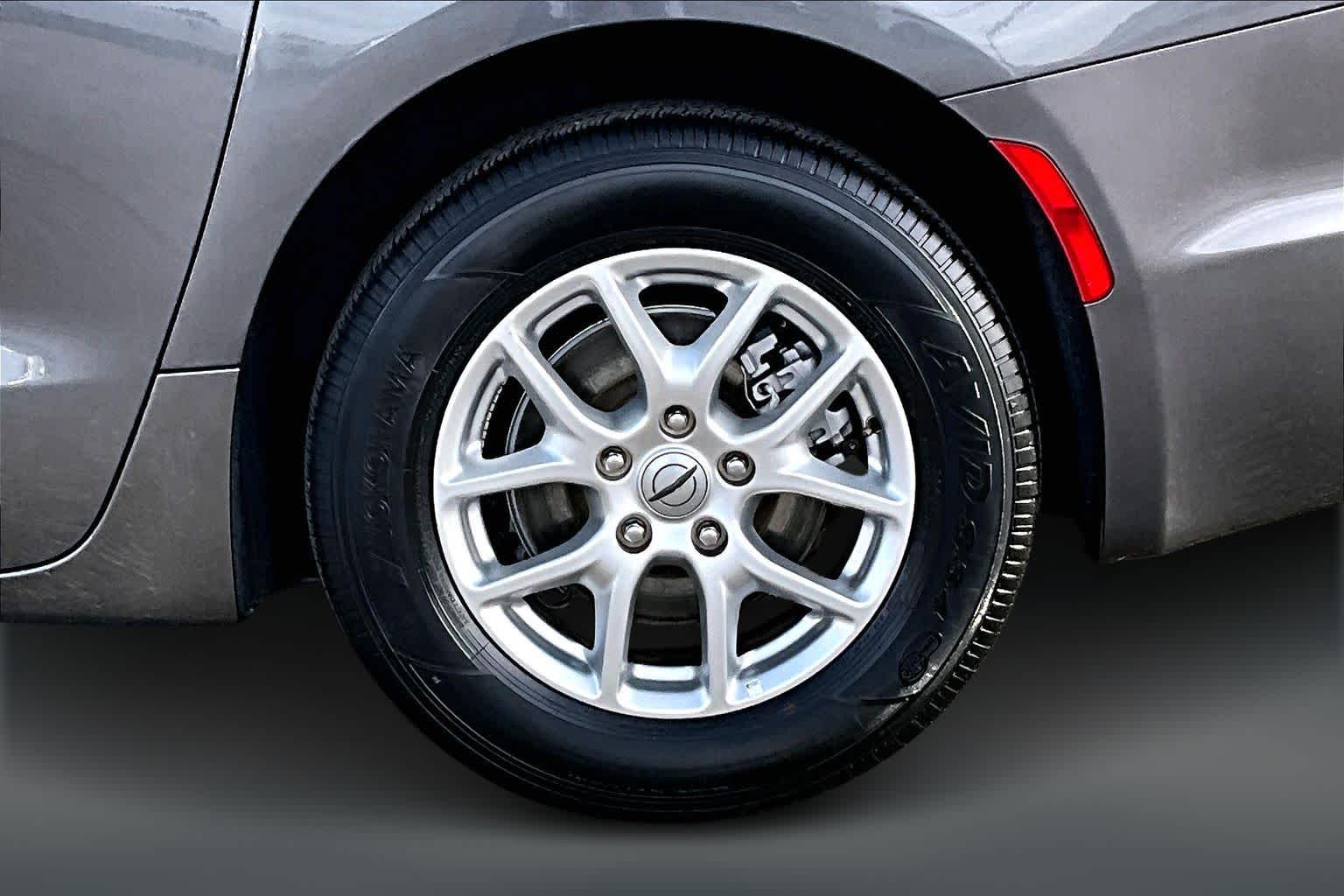 Thumbnail: 2023 Chrysler Pacifica - 35