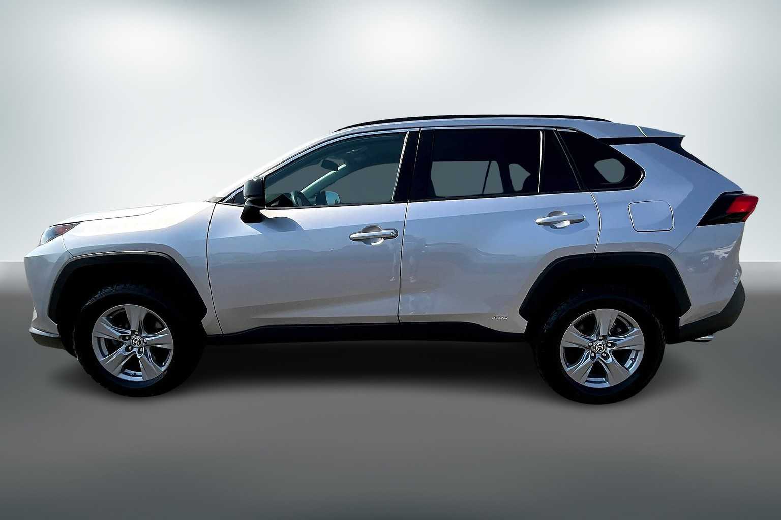 2022 Toyota RAV4 Hybrid LE photo 3