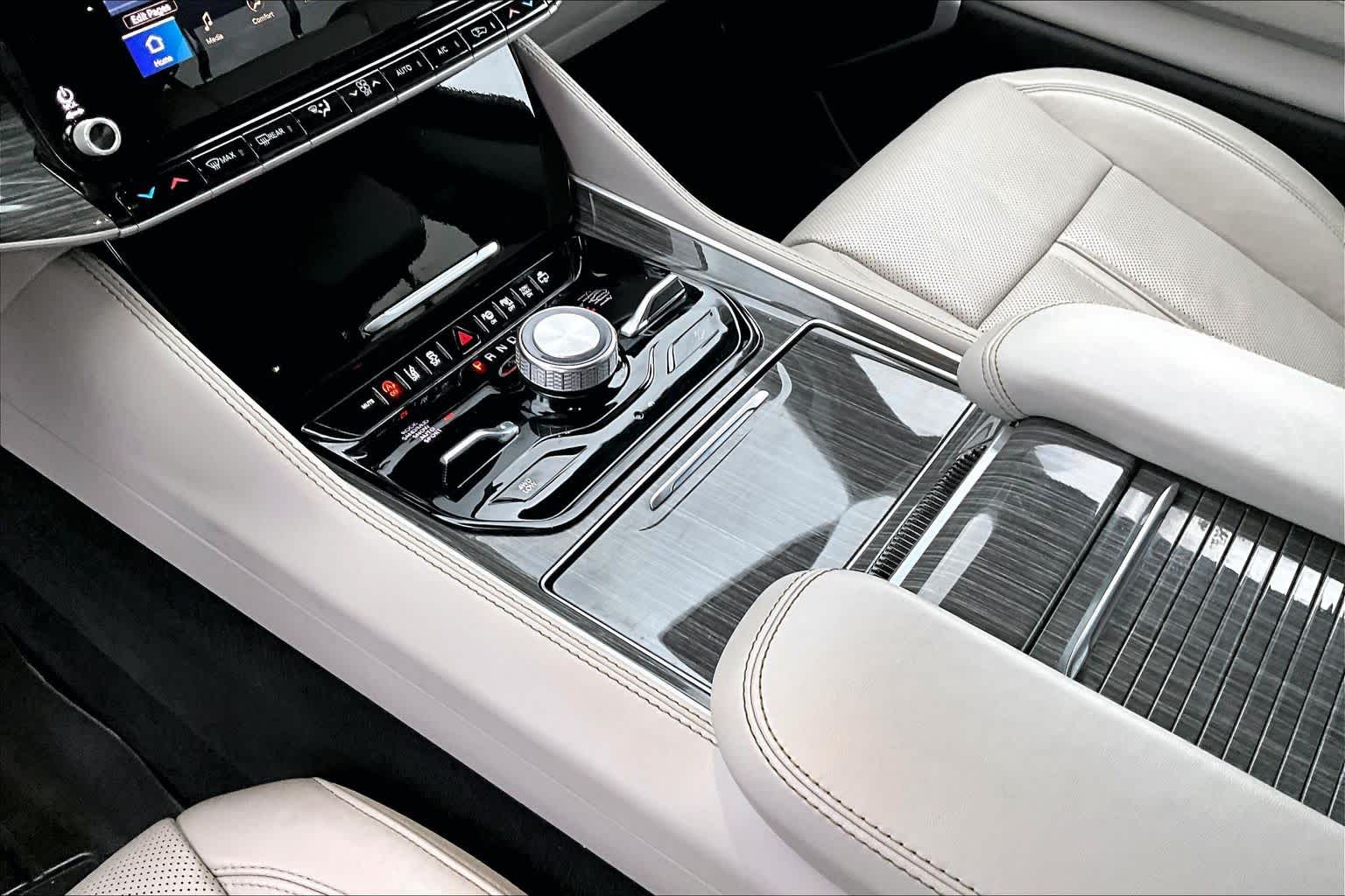 Thumbnail: 2022 Jeep Wagoneer - 16