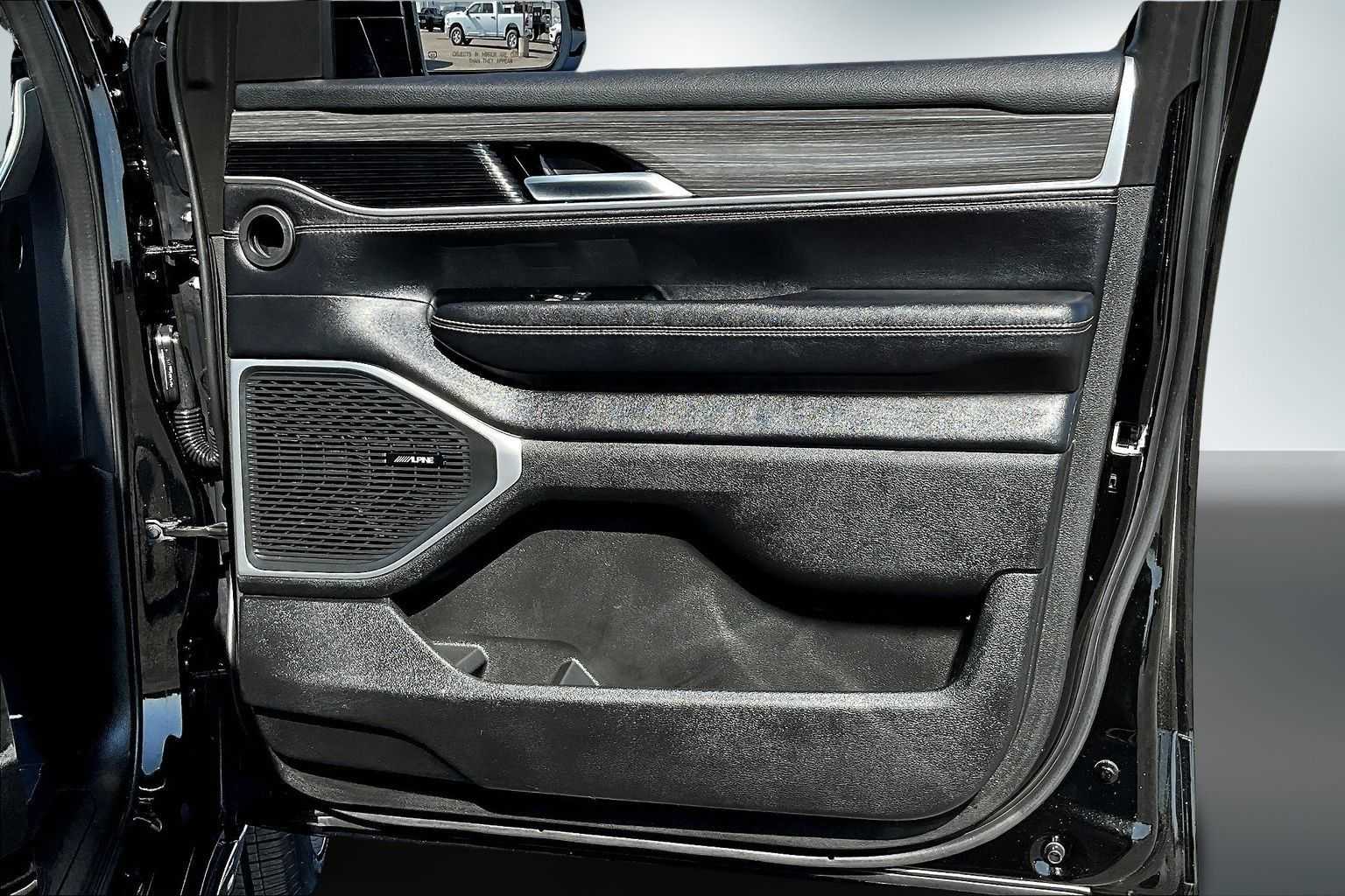 Thumbnail: 2023 Jeep Wagoneer - 25