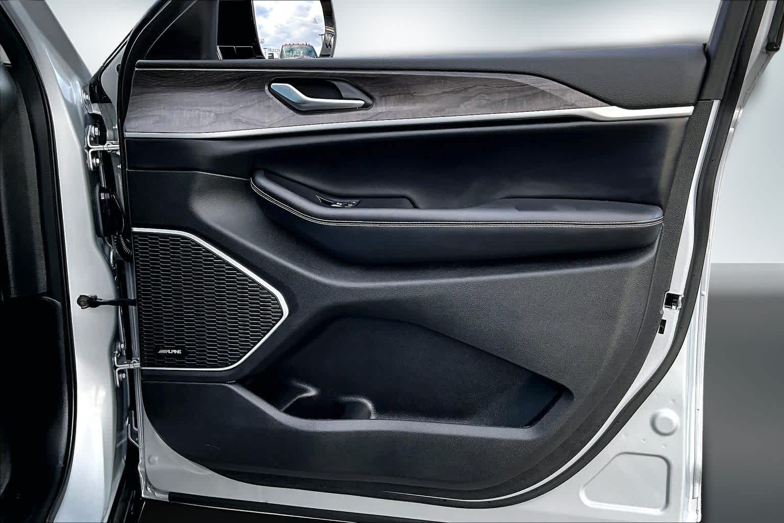 Thumbnail: 2023 Jeep Grand Cherokee - 28