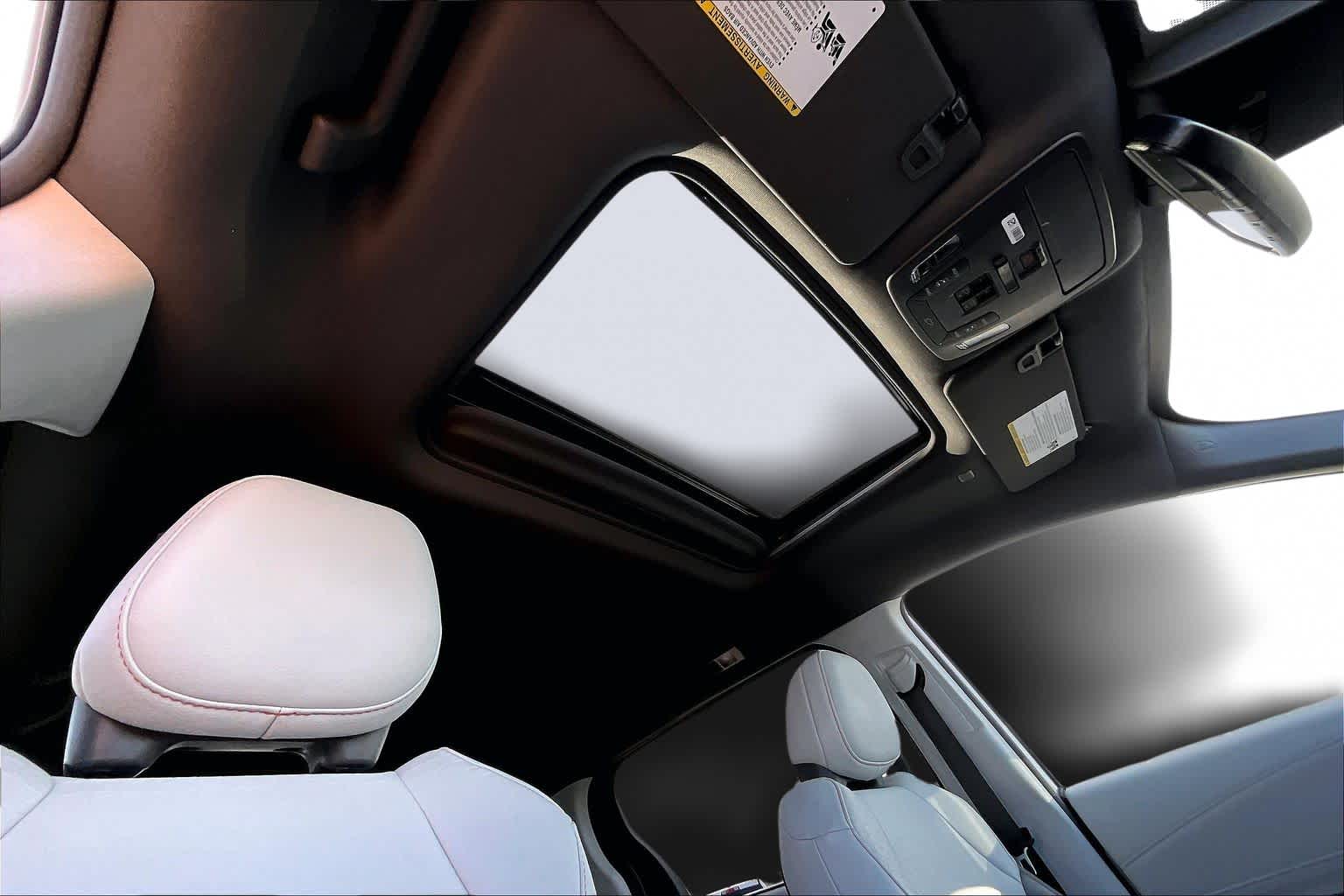 Thumbnail: 2024 Toyota Sienna - 32