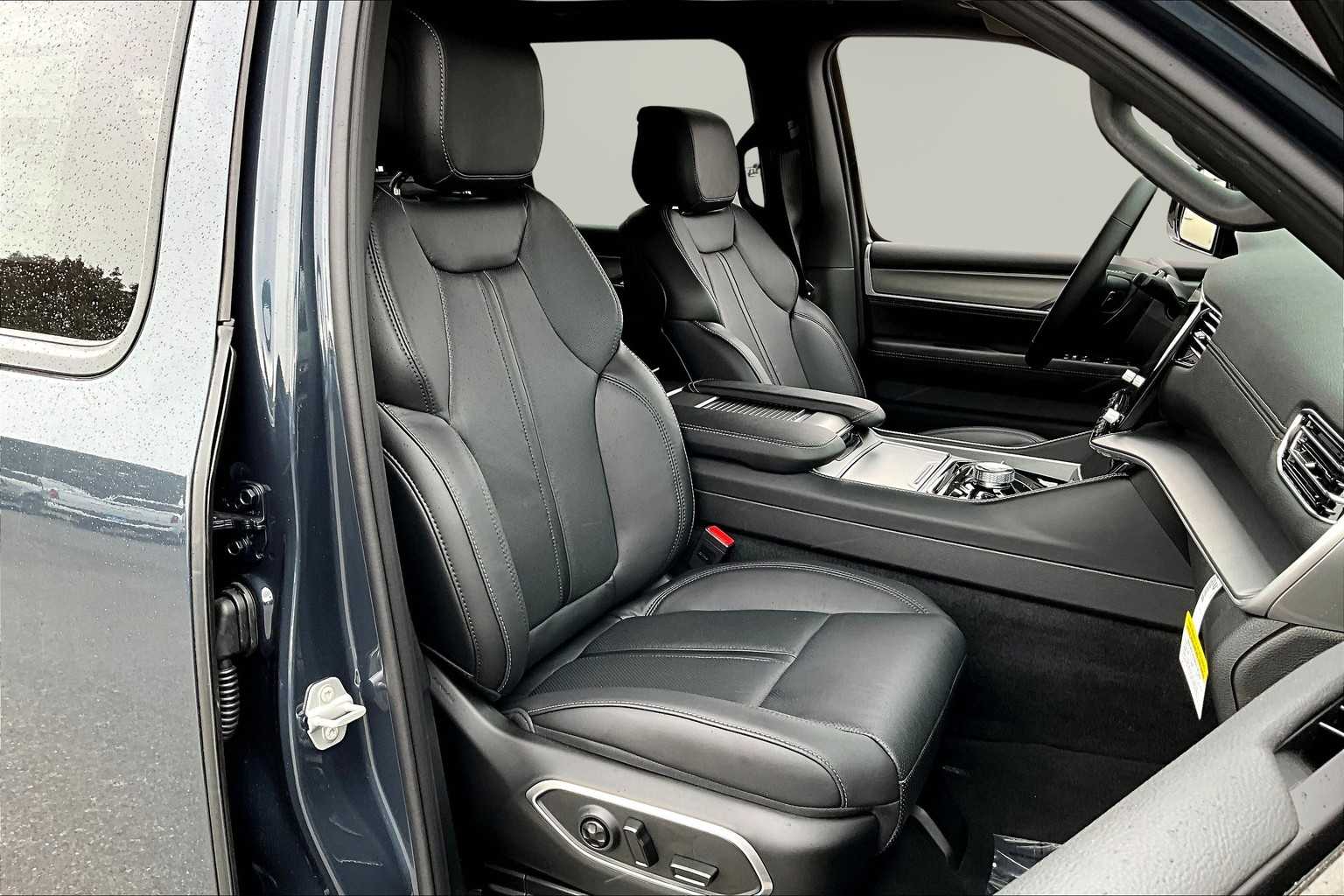 Thumbnail: 2025 Jeep Wagoneer - 13