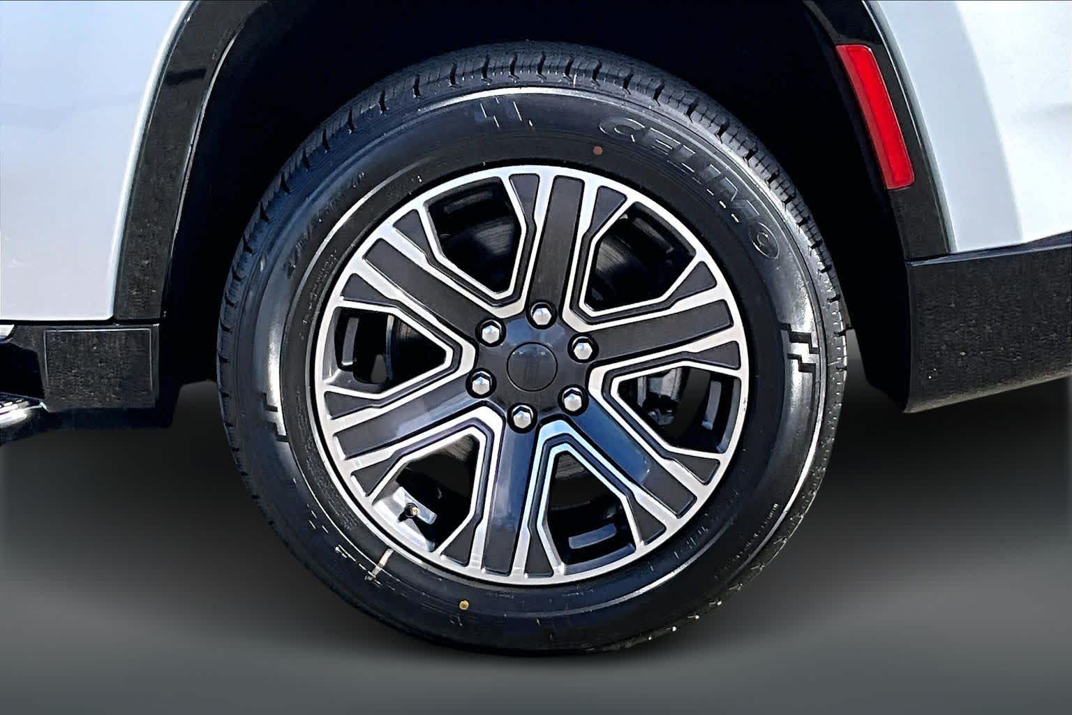 Thumbnail: 2024 Jeep Wagoneer - 35