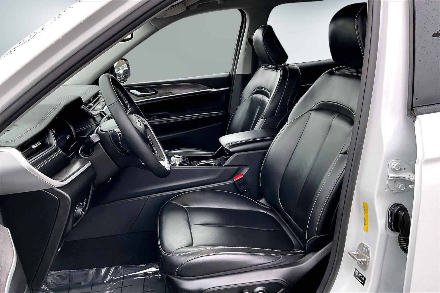 Thumbnail: 2023 Jeep Grand Cherokee - 11