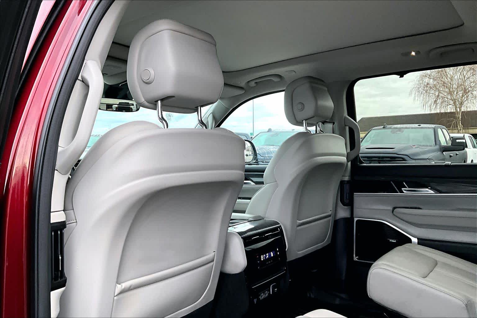 Thumbnail: 2022 Jeep Wagoneer - 12