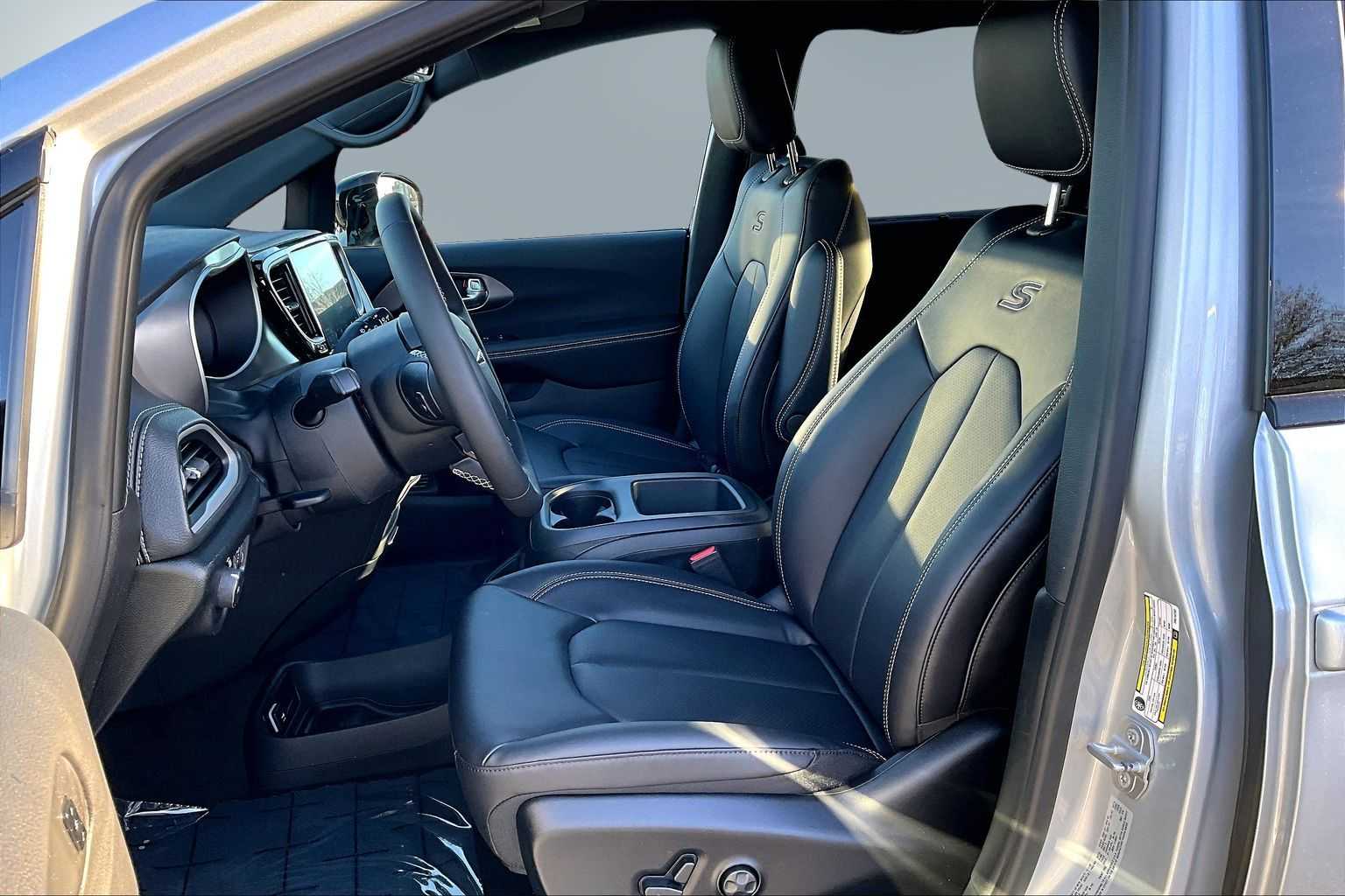 Thumbnail: 2026 Chrysler Pacifica - 11