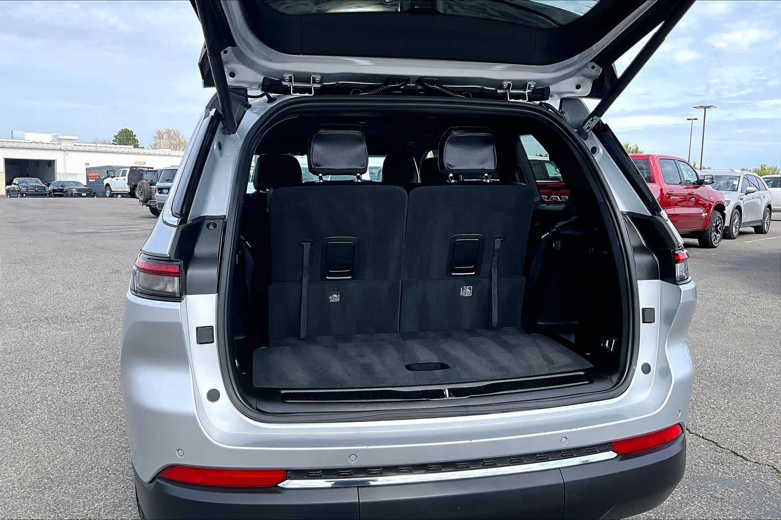 Thumbnail: 2024 Jeep Grand Cherokee L - 18