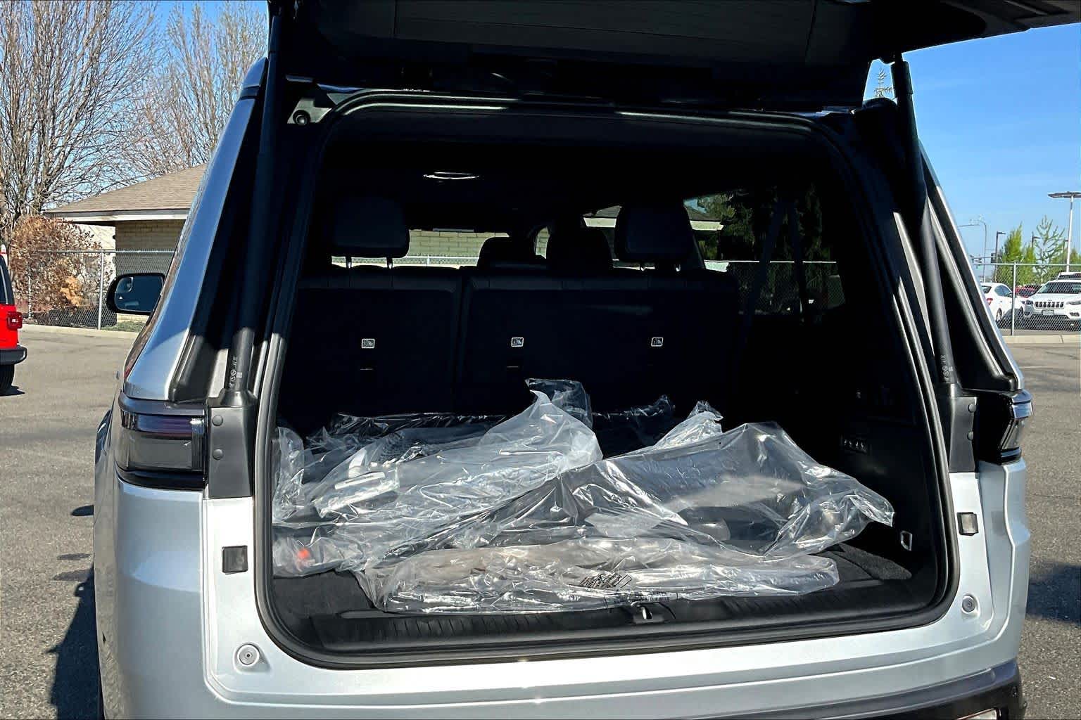 Thumbnail: 2026 Jeep Grand Wagoneer - 18