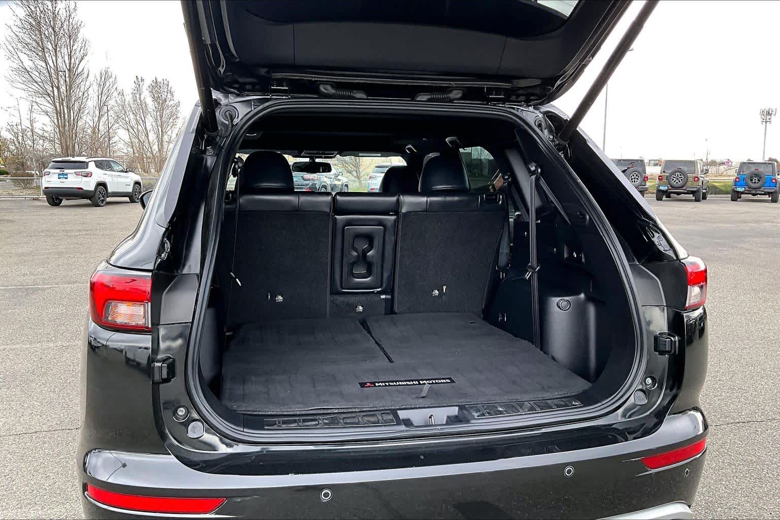 Thumbnail: 2022 Mitsubishi Outlander - 16