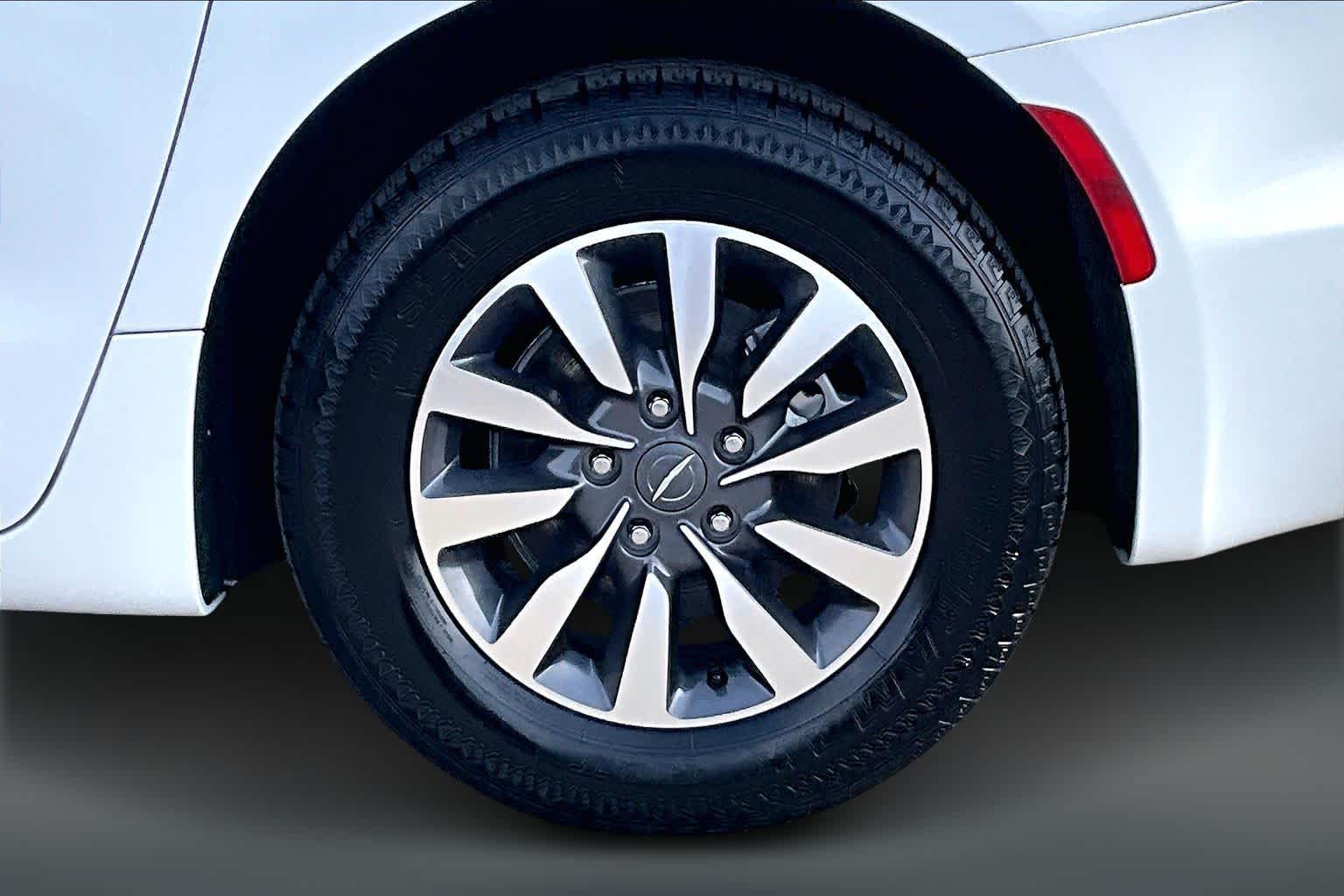 Thumbnail: 2024 Chrysler Pacifica - 35