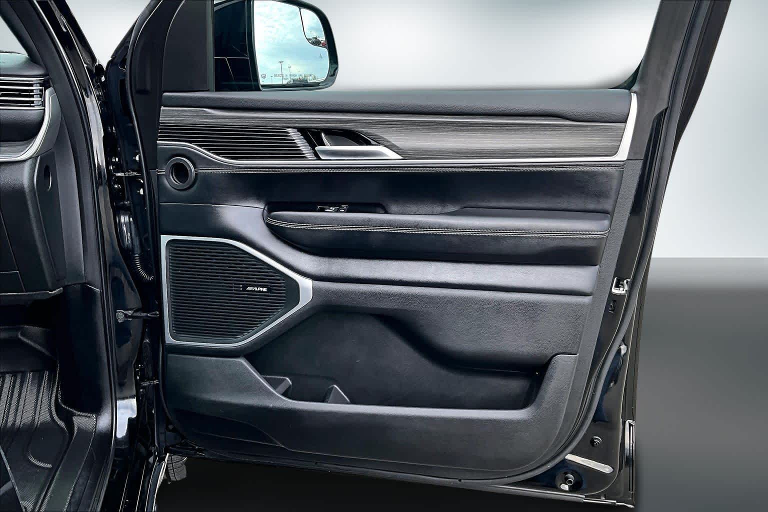 Thumbnail: 2023 Jeep Wagoneer - 27