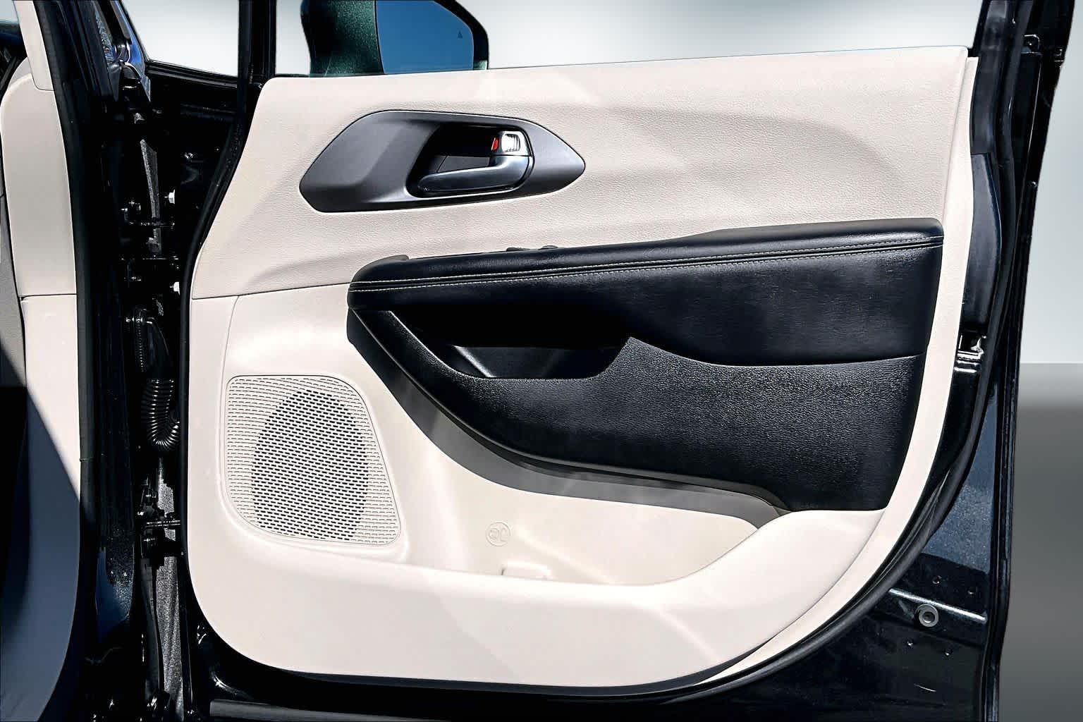 Thumbnail: 2023 Chrysler Pacifica - 26