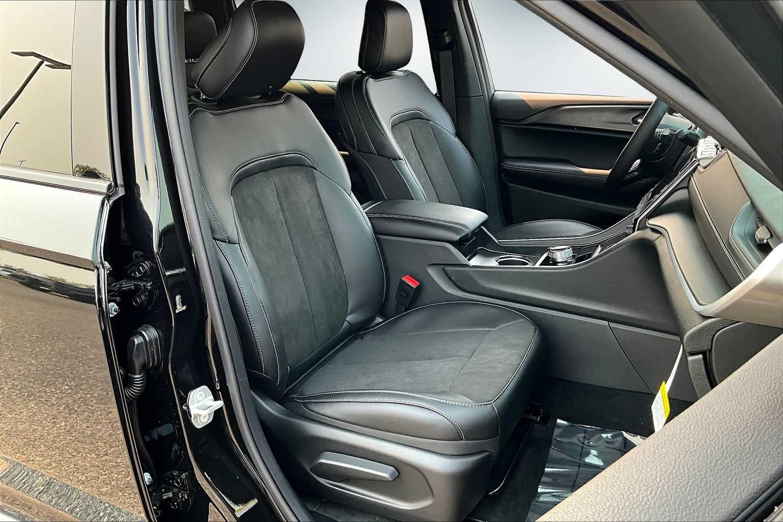 Thumbnail: 2025 Jeep Grand Cherokee - 14