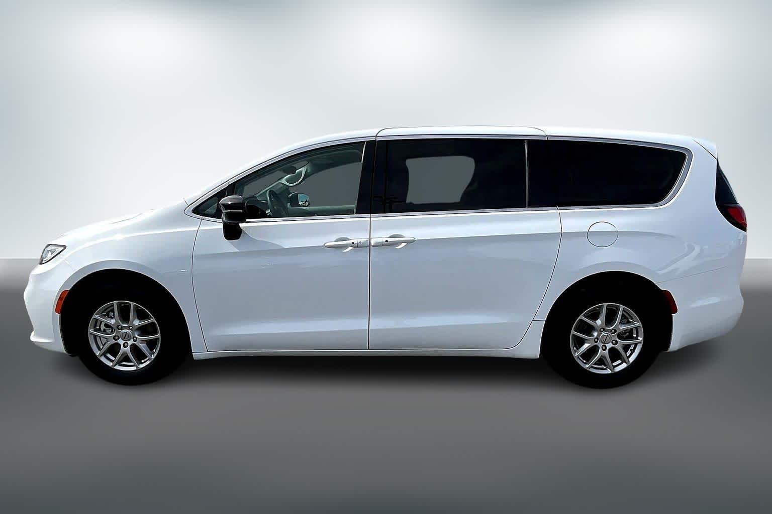 Thumbnail: 2024 Chrysler Pacifica - 3