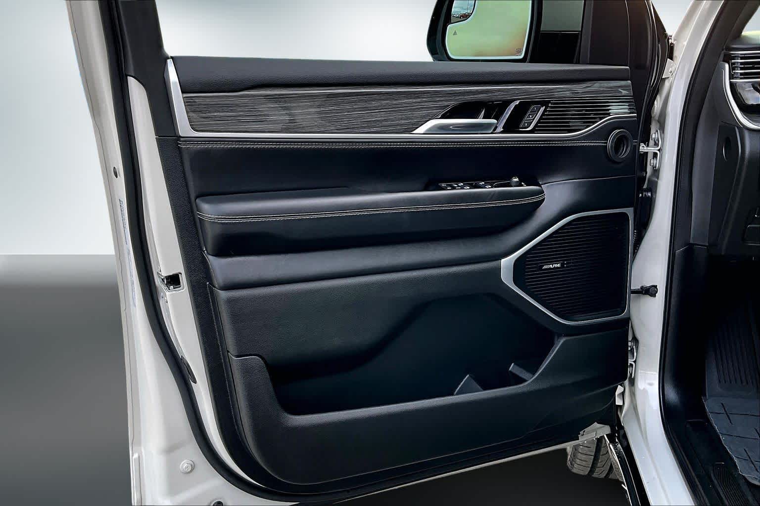 Thumbnail: 2022 Jeep Wagoneer - 27