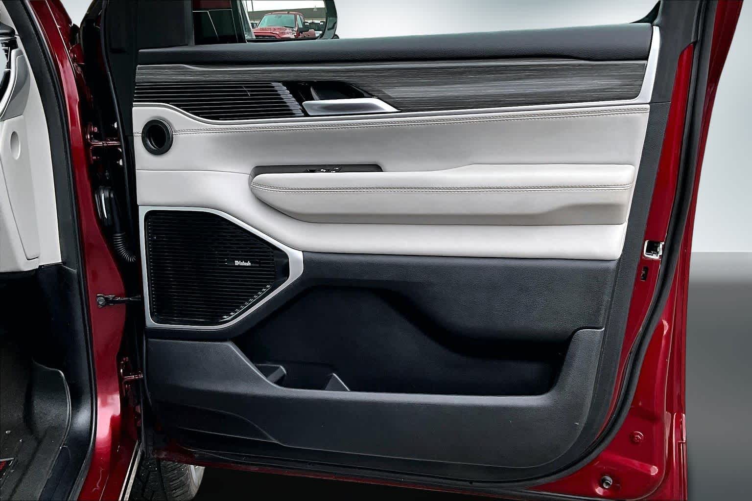 Thumbnail: 2022 Jeep Wagoneer - 28