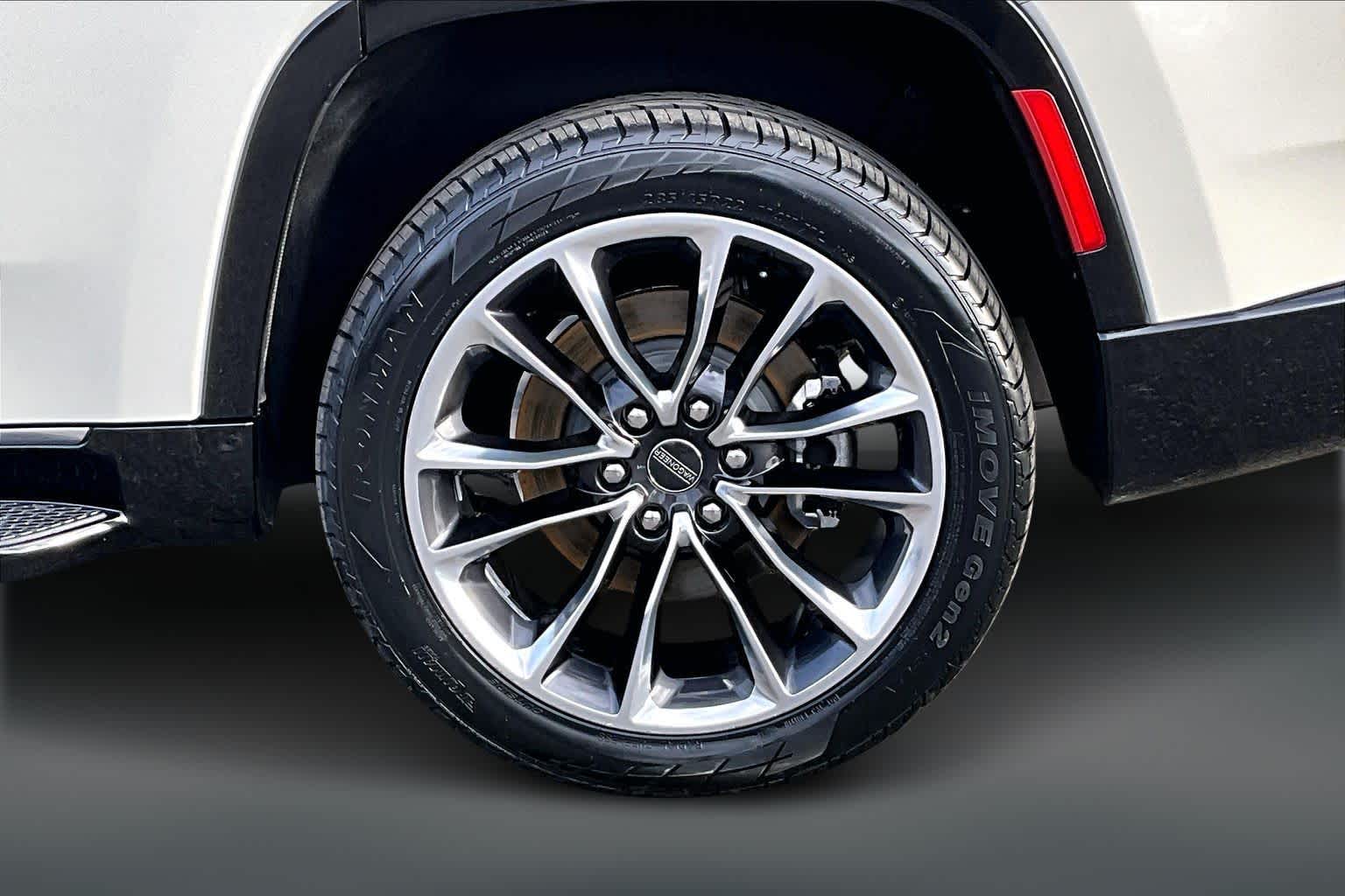 Thumbnail: 2022 Jeep Wagoneer - 38