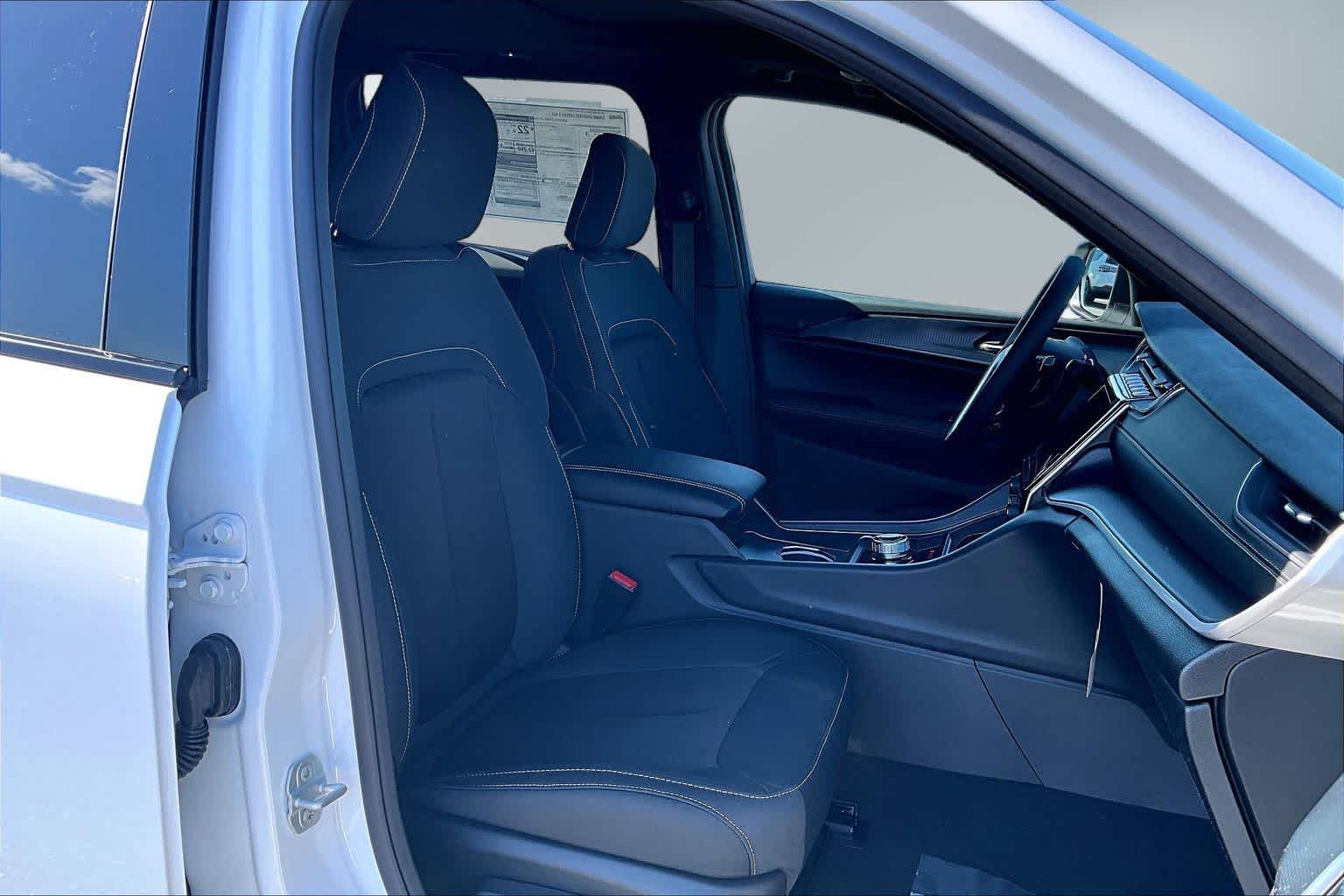 Thumbnail: 2026 Jeep Grand Cherokee - 14