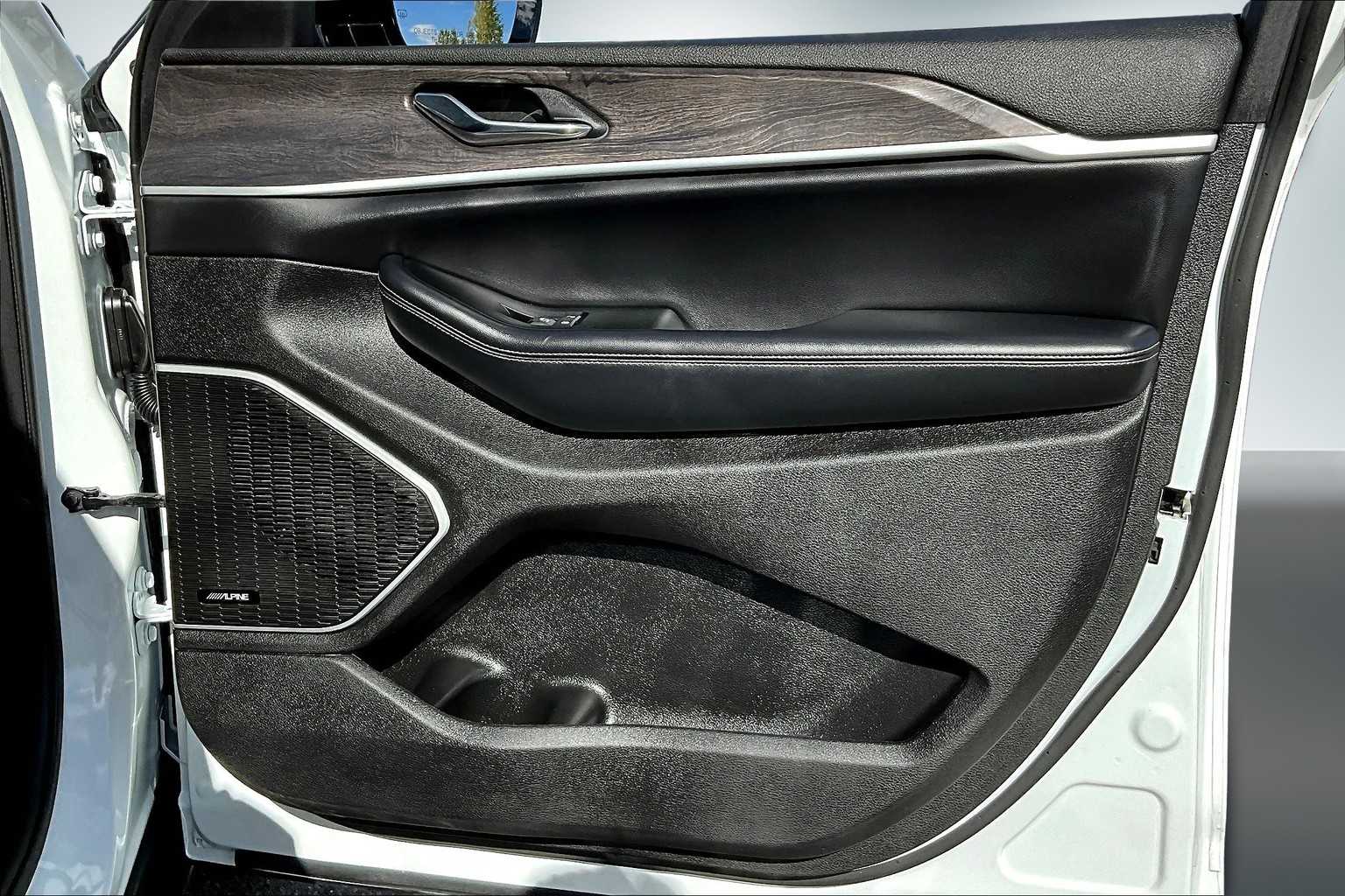 Thumbnail: 2024 Jeep Grand Cherokee - 28