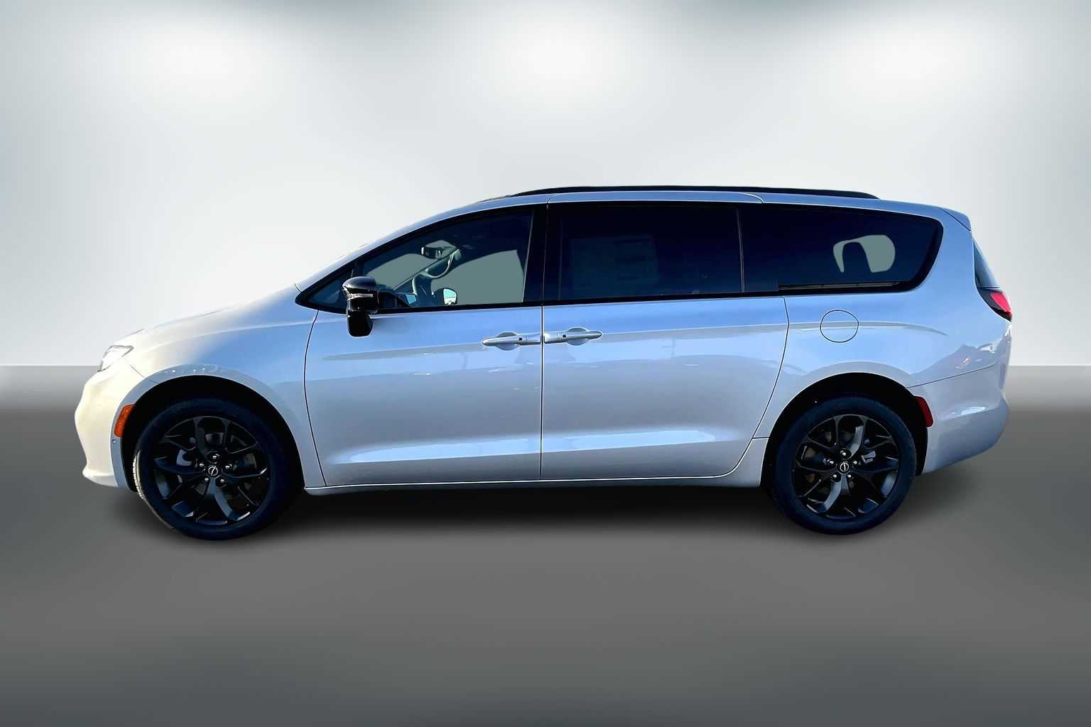 Thumbnail: 2026 Chrysler Pacifica - 3