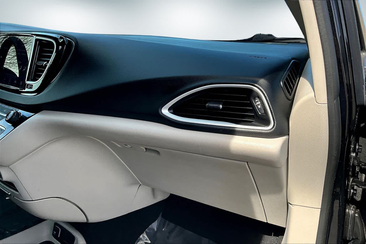 Thumbnail: 2023 Chrysler Pacifica - 22