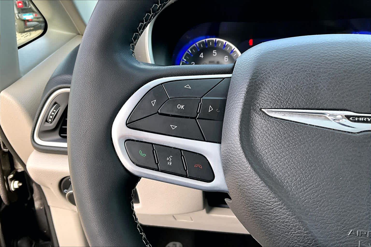 Thumbnail: 2023 Chrysler Pacifica - 24