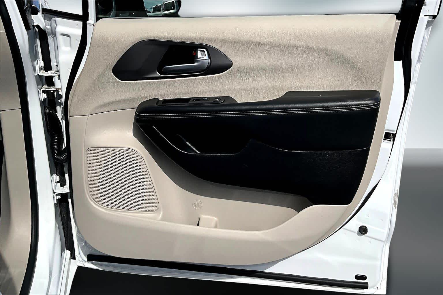 Thumbnail: 2024 Chrysler Pacifica - 28