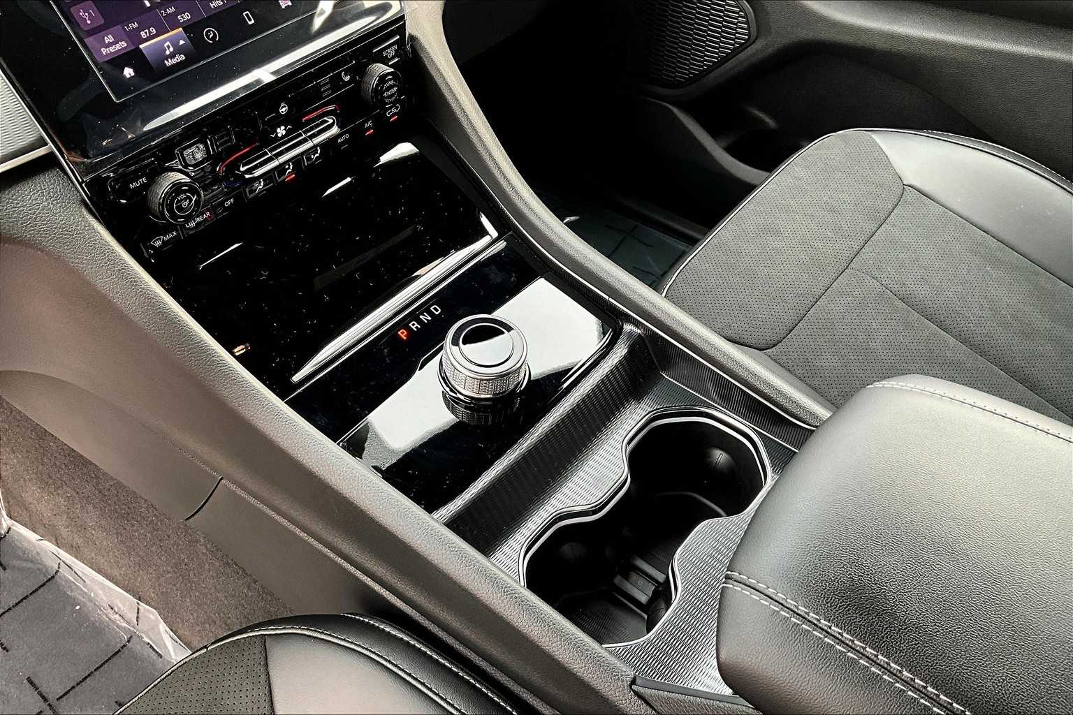 Thumbnail: 2025 Jeep Grand Cherokee - 17