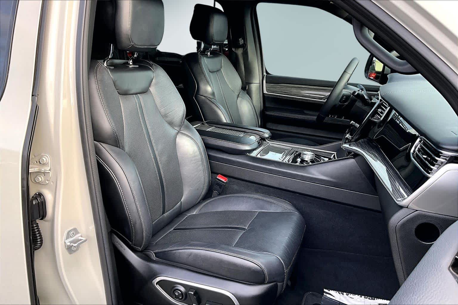 Thumbnail: 2022 Jeep Wagoneer - 13